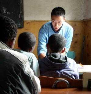 Voluntario dando clase en proyecto de Educación en Etiopía Voluntario en proyecto de Educación en Etiopía