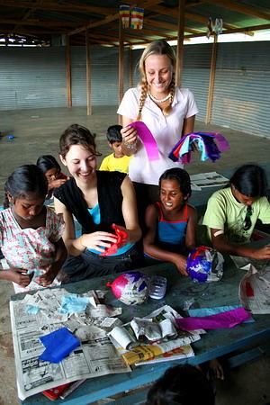 Actividad lúdica en proyecto de voluntariado social en Sri Lanka Voluntarias y niños jugando en Sri Lanka