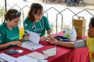 Voluntarias realizando evaluaciones médicas en Filipinas Voluntarias de Projects Abroad en un programa de intervención médica en la ciudad de Bogo, Filipinas.