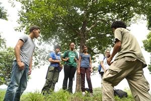 Personal de Conservación explica los trabajos de reforestación a voluntarios en Costa Rica Personal de Conservación junto a voluntarios adolescentes durante reforestación de Costa Rica
